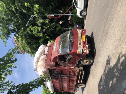 1023本人车辆停好车并查车期间通过的中型厢式货车.jpg